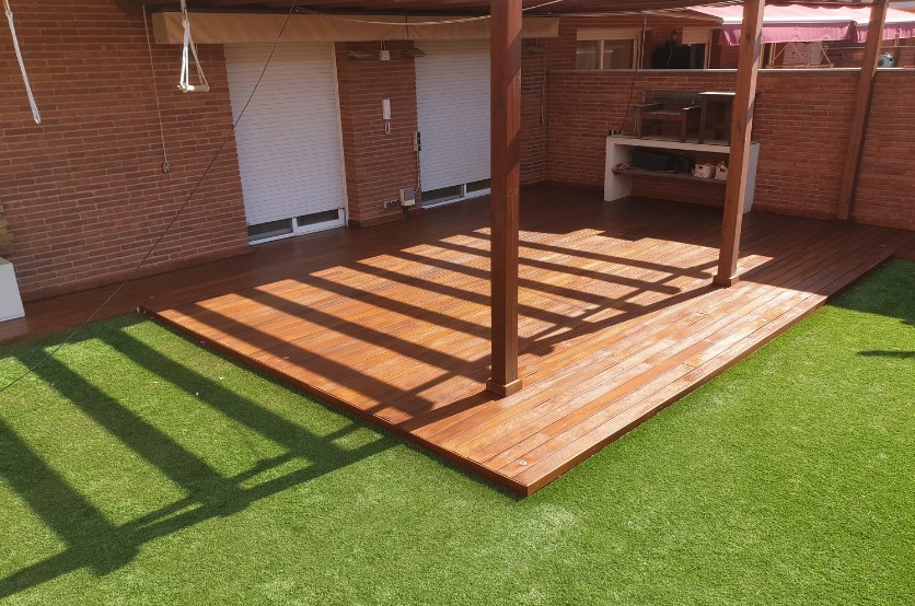 Pérgola de madera sobre tarima en Utrera