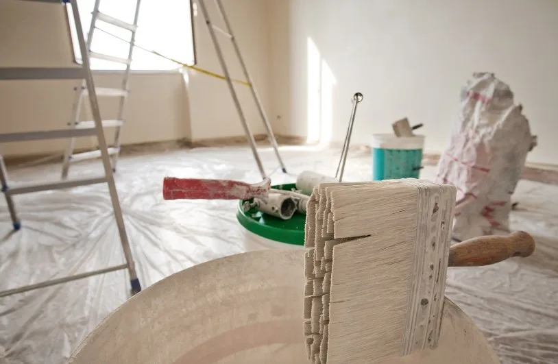 Paredes alisadas y preparadas antes de pintar