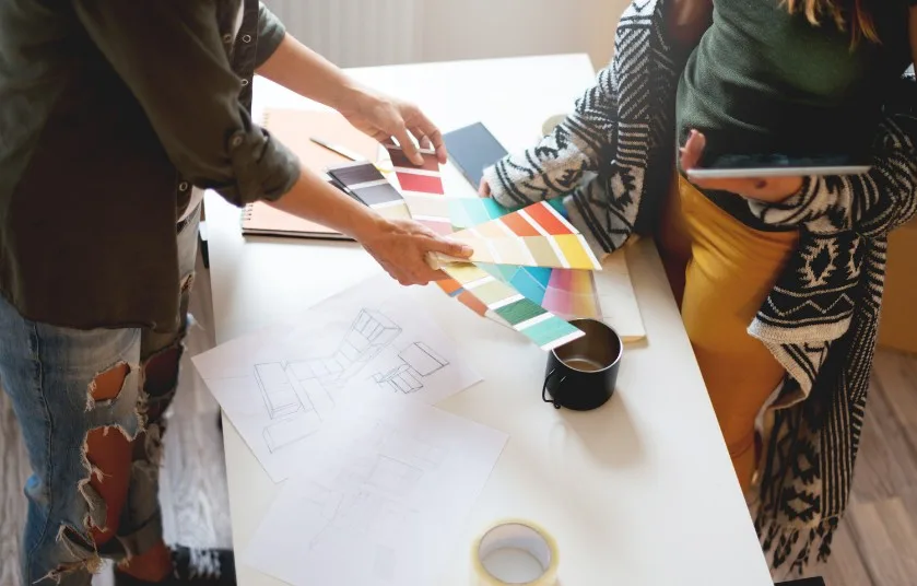 Elección de colores con la carta de muestras